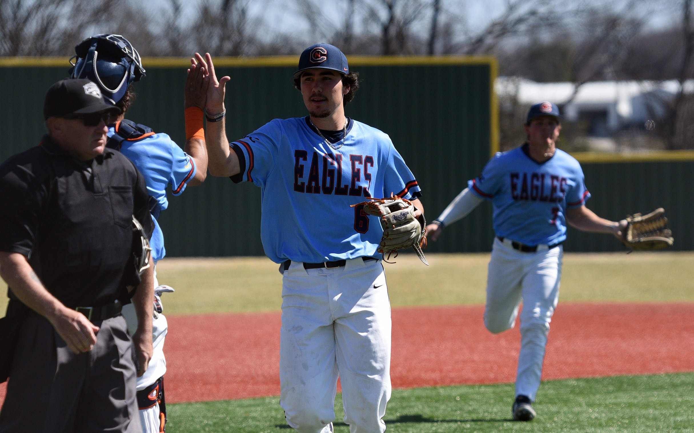 Eagles stay hot, sweep Trojans to extend winning streak