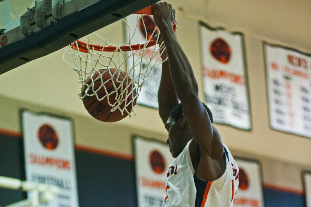 Eagles cruise past Lees-McRae behind big first half, 94-73