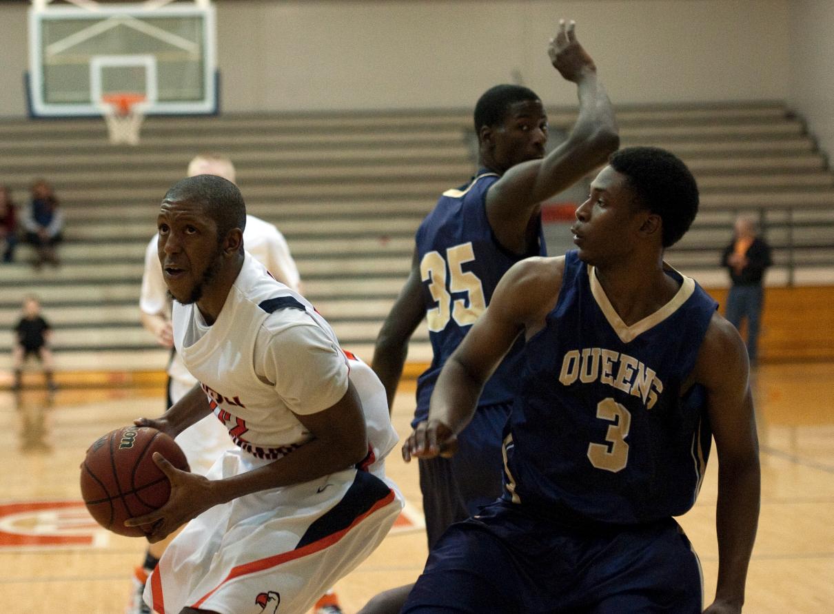 Eagles&rsquo; three-game win streak ends at Queens with 70-66 defeat