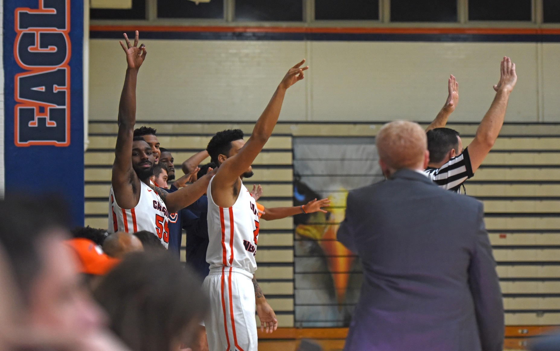 Resurgent Eagles rally from 17-point deficit, best Bears 90-83