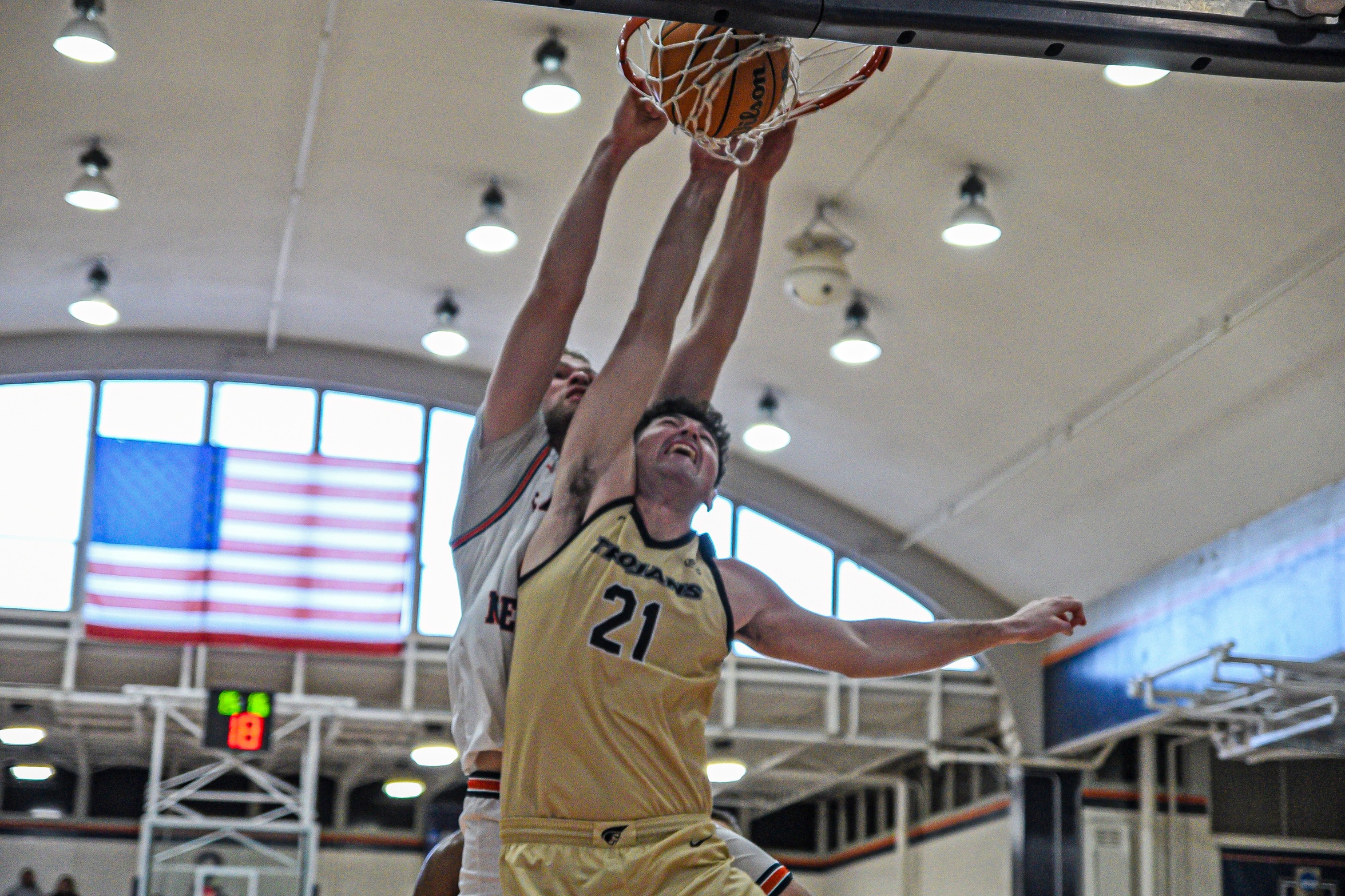 Eagles withstand furious Trojan rally, prevail 103-101