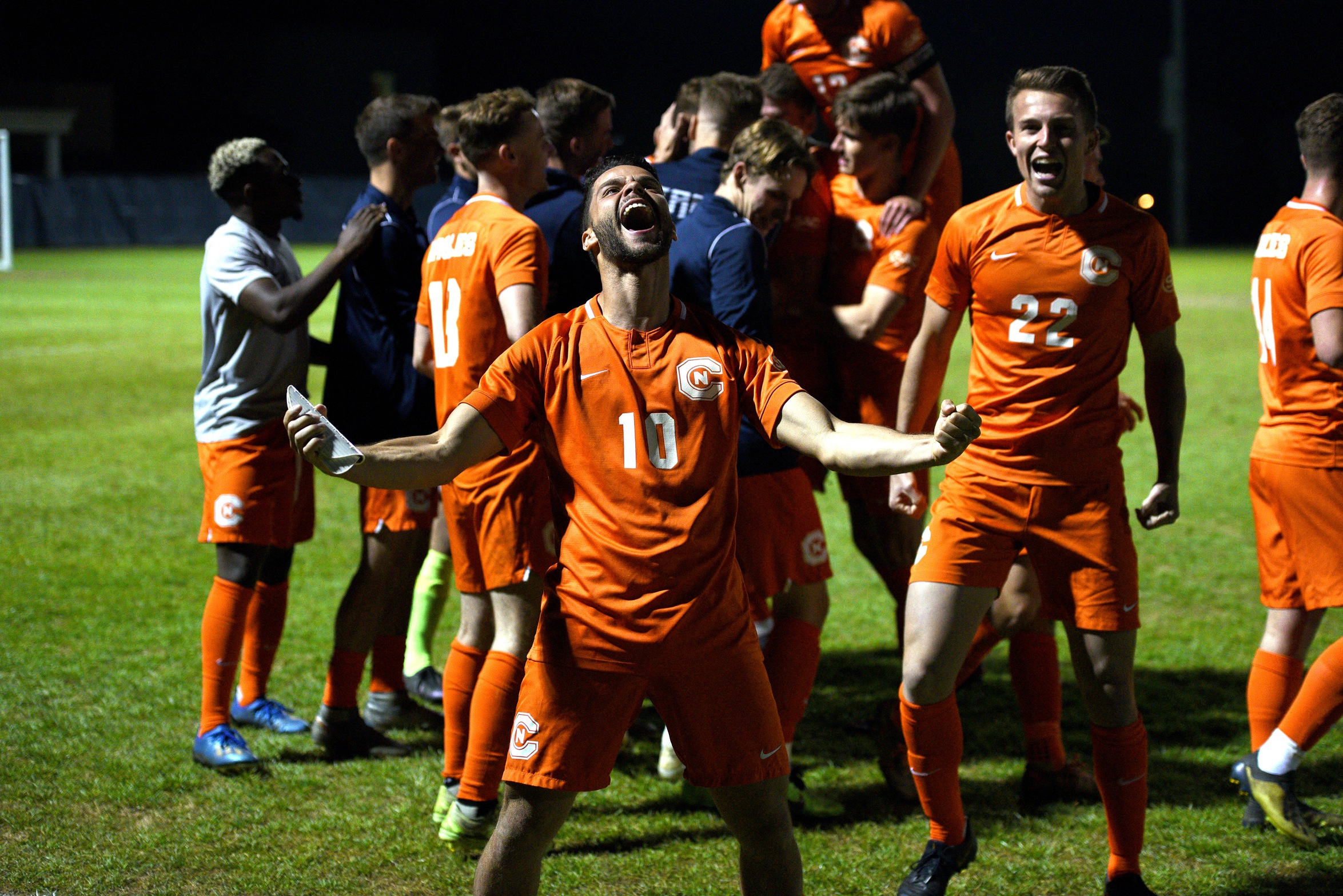 Eagles throttle 'Splitters for spot in SAC semis