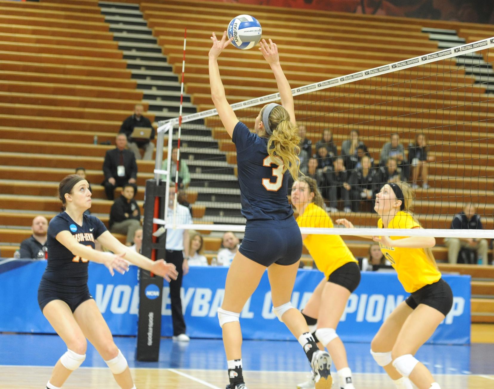 #9 Central Missouri cruises past Carson-Newman in straight sets